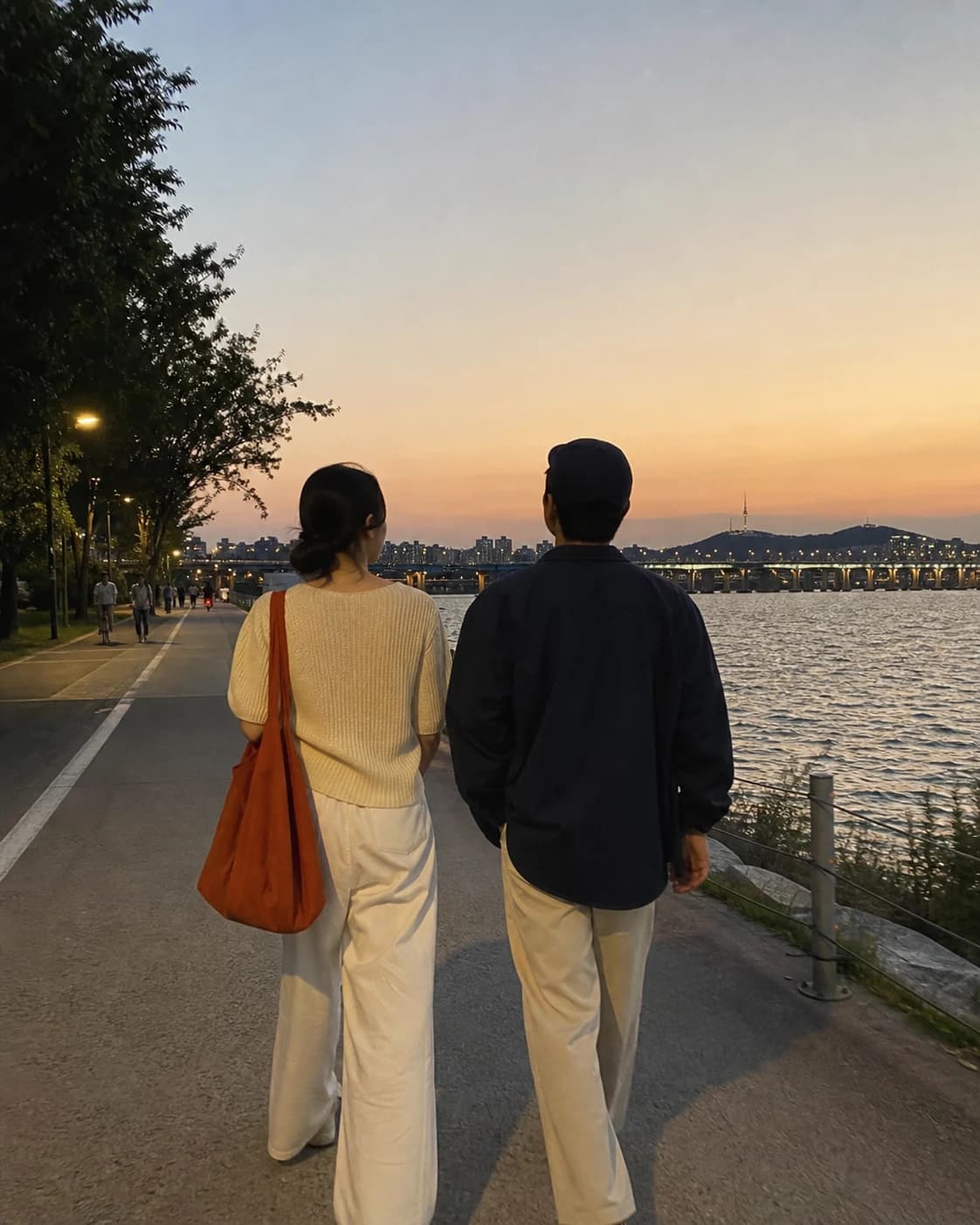 한강에서 나란히 산책하는 두 사람의 메모리 예시